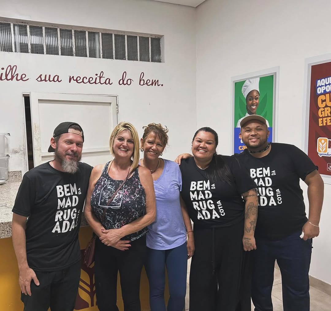 Equipe de voluntários com camisetas do projeto