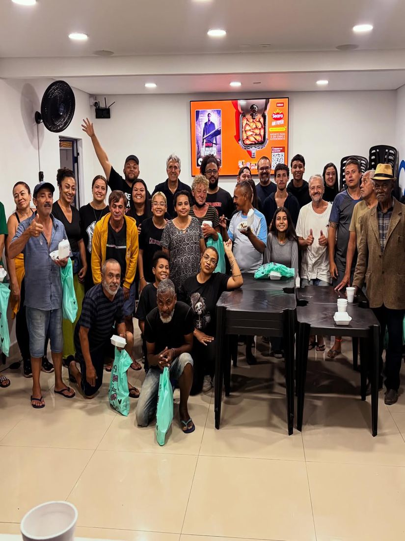 Refeição coletiva com pessoas atendidas pelo projeto
