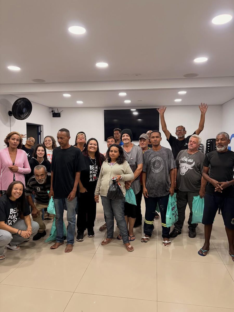 Pessoas atendidas pelo projeto segurando os kits recebidos